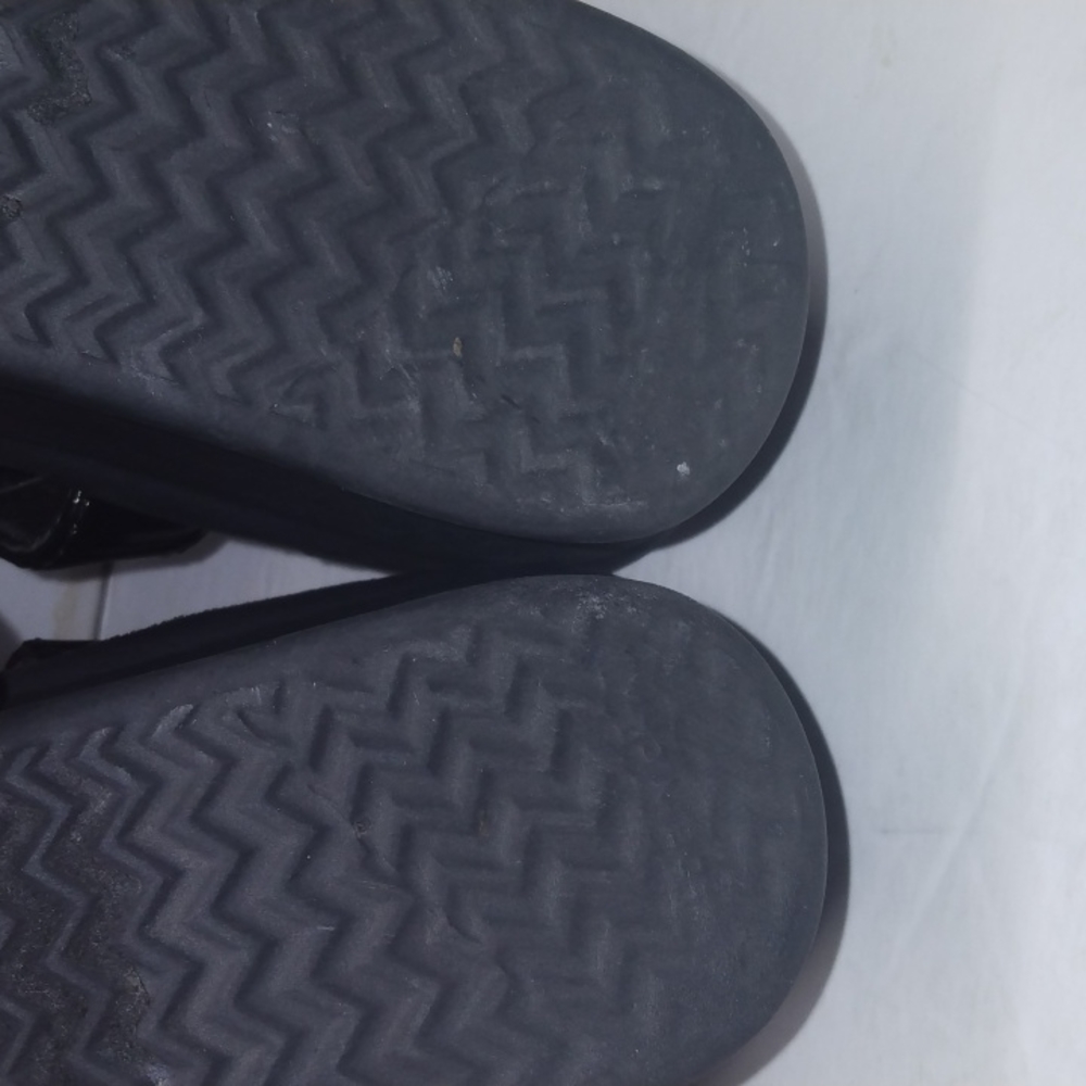 Skechers - Picture 6 of 9